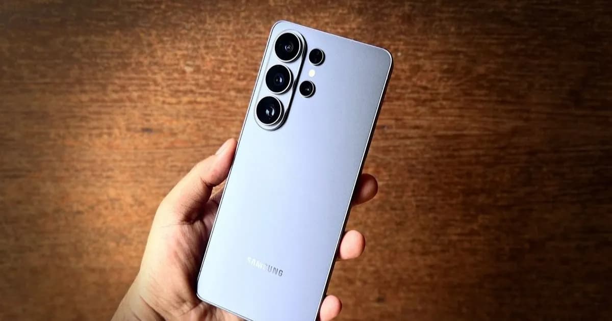 Ilustrasi render Samsung Galaxy S27 Ultra dengan tiga kamera belakang