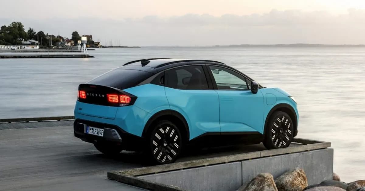 Mobil listrik Nissan LEAF terbaru di jalanan Inggris dengan latar kota modern