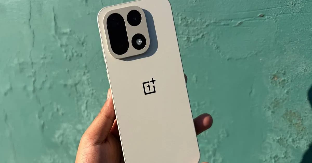 OnePlus 15 dengan layar menyala