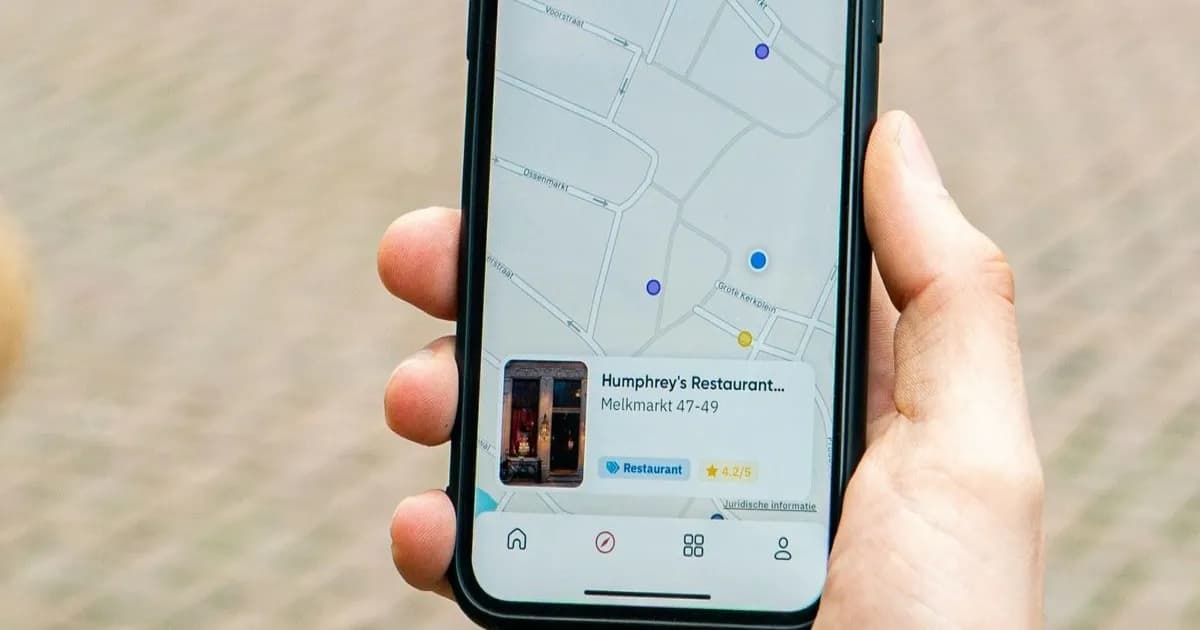 Tampilan antarmuka Google Maps dengan fitur pemesanan makanan AI
