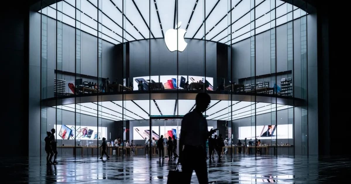 Ilustrasi layar iPhone dengan ikon Hide My Email Apple yang bocorkan alamat pengguna