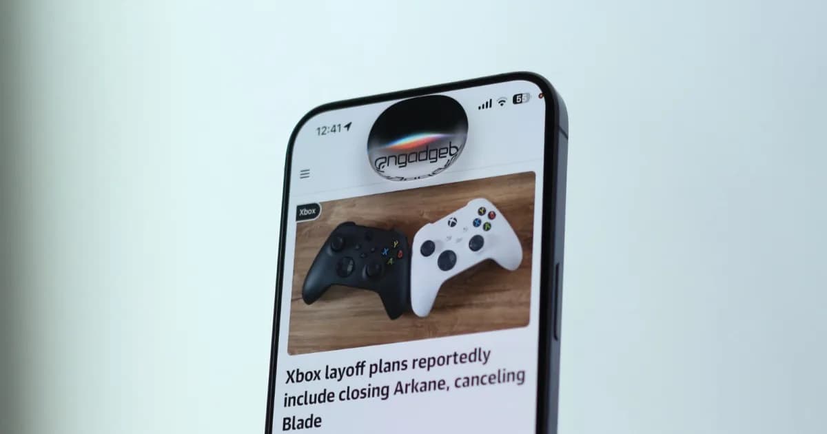 Animasi antarmuka Siri AI baru di layar iPhone dengan latar belakang gradien biru