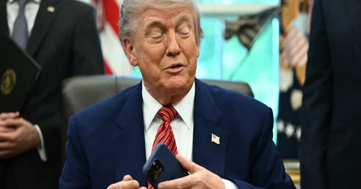 Grafik penurunan harga $TRUMP memecoin dari USD 75,35 ke USD 1,69 dengan latar belakang logo kripto