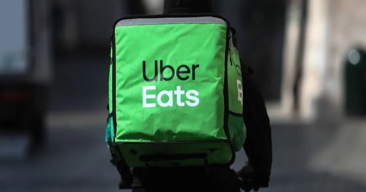 Ilustrasi logo Uber di peta Eropa dengan tanda tunda