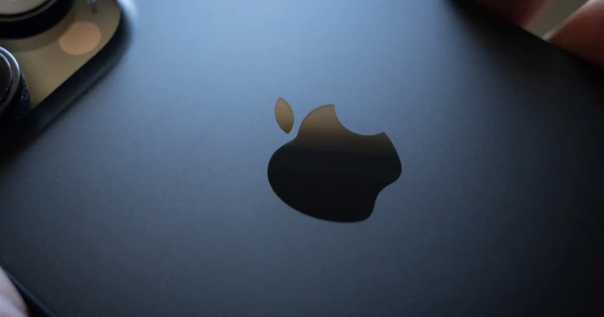 iPhone 16 Pro Max tampak belakang dengan logo Apple sebagai ilustrasi iPhone Ultra