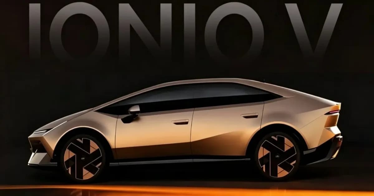Hyundai Ioniq V fastback warna Cyber Gold tampak depan dengan desain cyberpunk