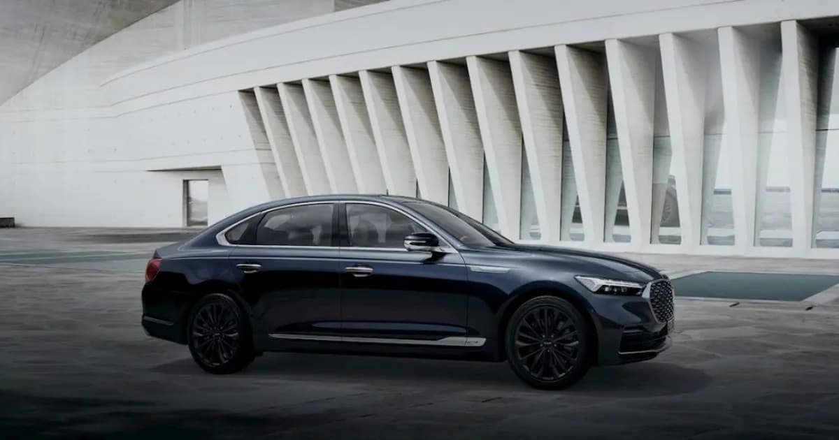 Mobil Kia K9 sedan mewah diparkir di latar belakang studio