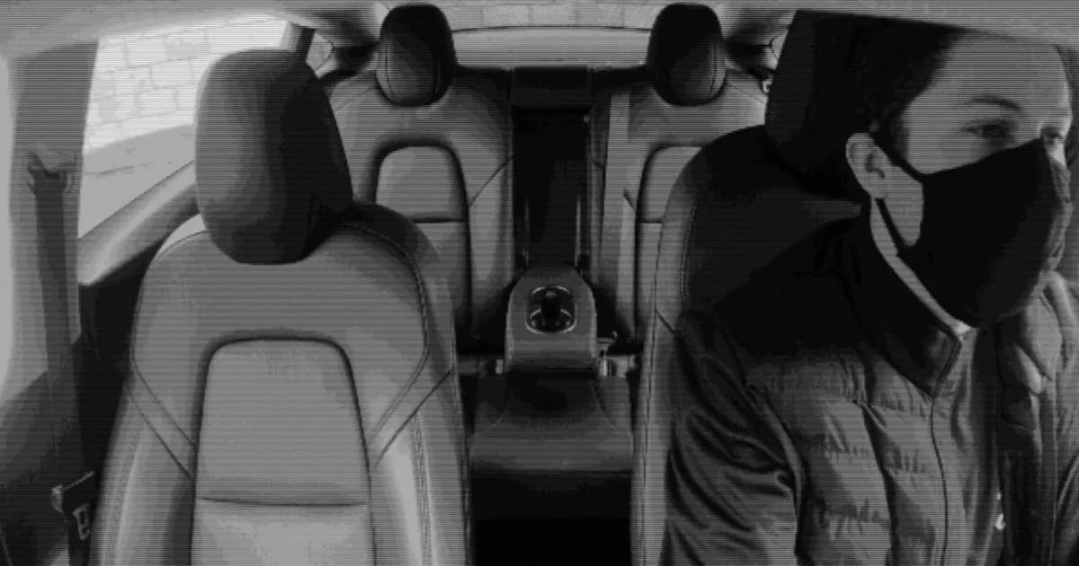 Kamera menghadap kabin Tesla yang akan digunakan untuk verifikasi identitas pengemudi sebelum mengaktifkan Full Self-Driving