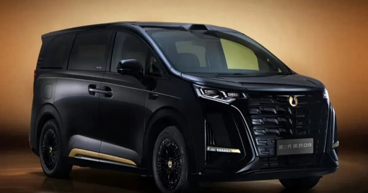 Denza D9 Dark Gold tampak depan dengan grille perisai dan emblem emas