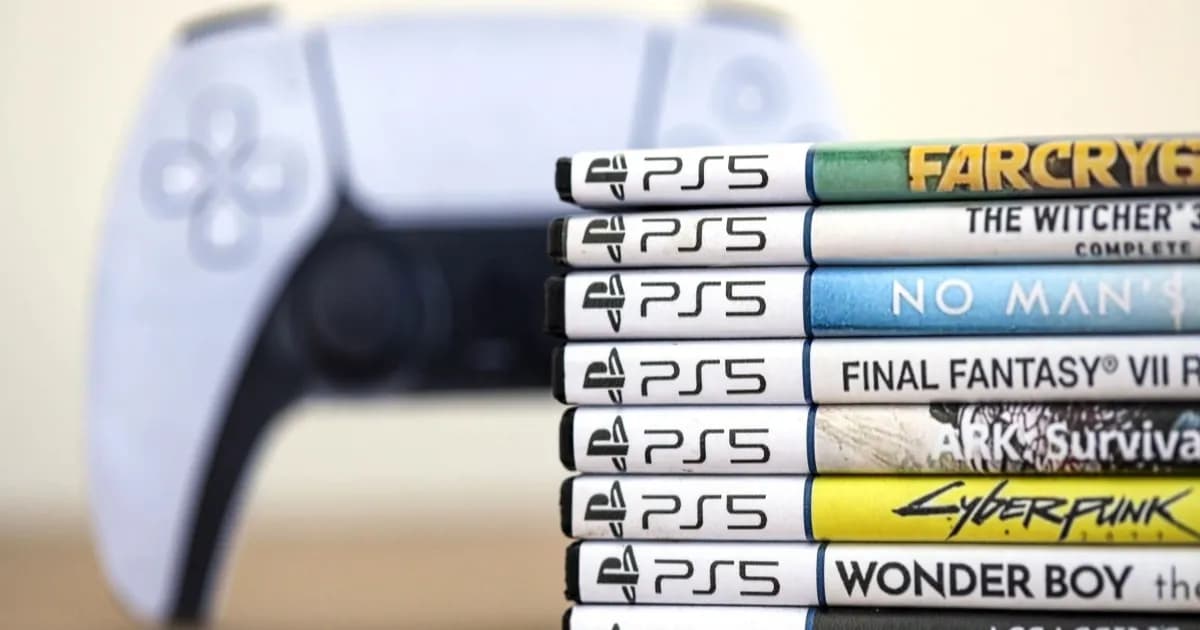 PlayStation 5 Pro dengan disc drive dan tumpukan game fisik di atas meja