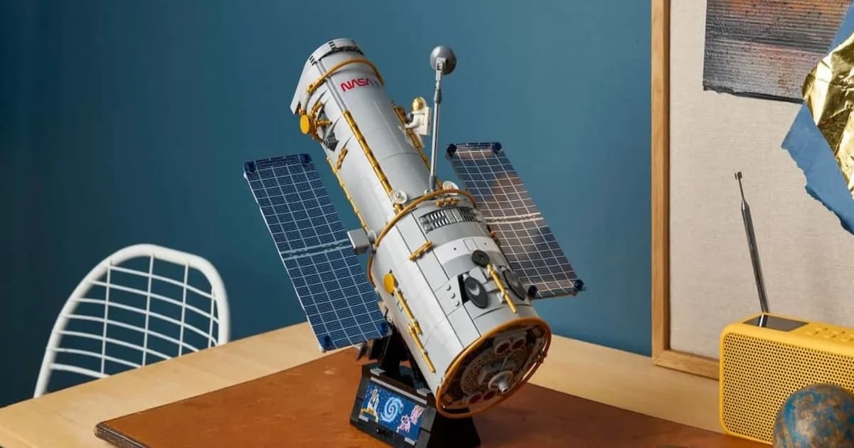 Replika LEGO dari Teleskop Luar Angkasa Hubble dengan detail panel surya dan antena