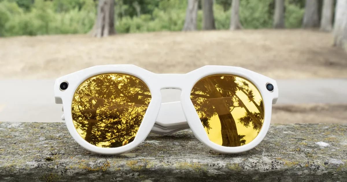 Kacamata Oakley Meta dengan lensa kuning digantung di dinding luar ruangan