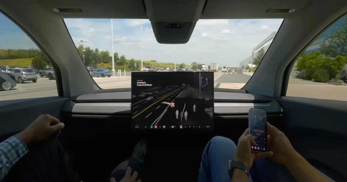 Tesla Cybercab berwarna emas dengan pintu kupu-kupu melaju otonom di area parkir Gigafactory Texas
