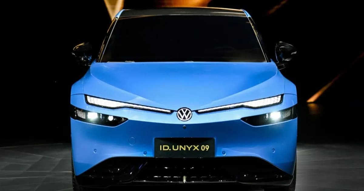 Volkswagen ID. Unyx 09 fastback berwarna hitam tampak samping