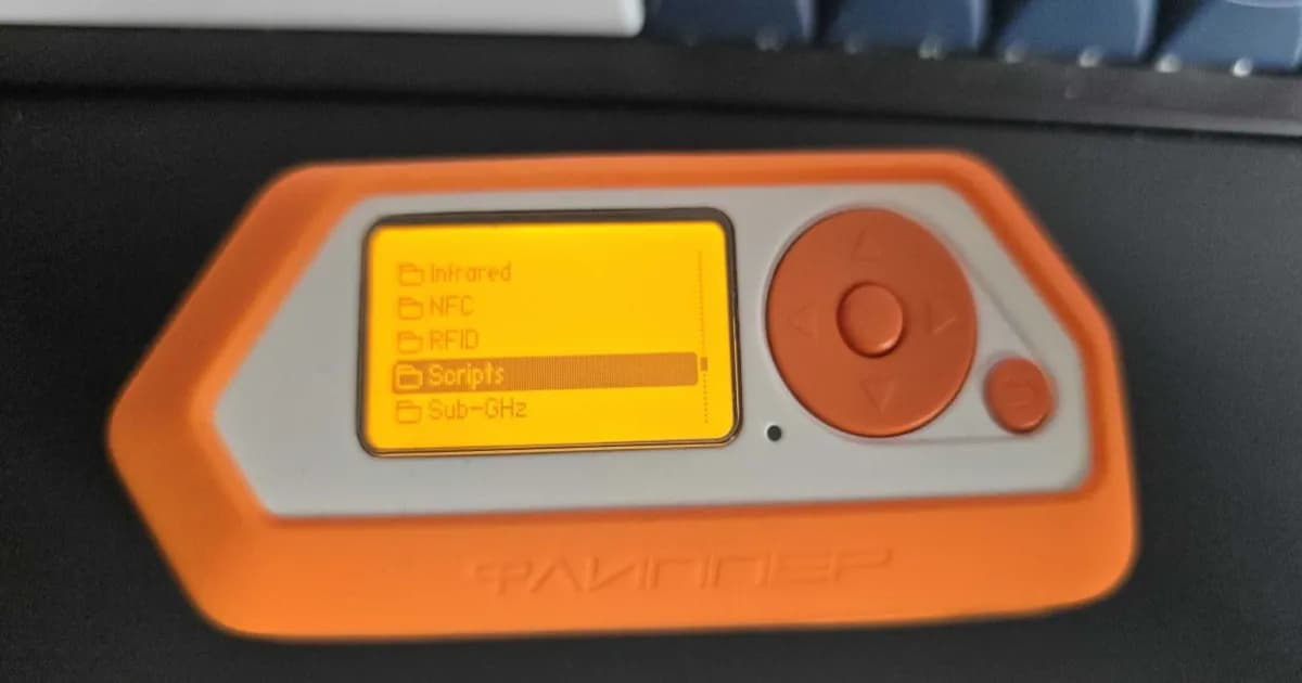 Flipper Zero dengan menu navigasi di layar monokrom