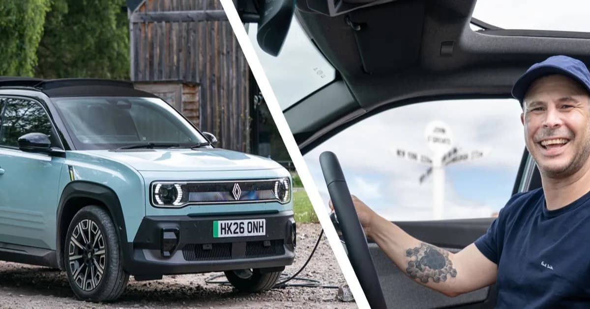 Mobil listrik Renault 4 E-Tech diparkir di depan ladang tenaga surya dengan latar langit biru