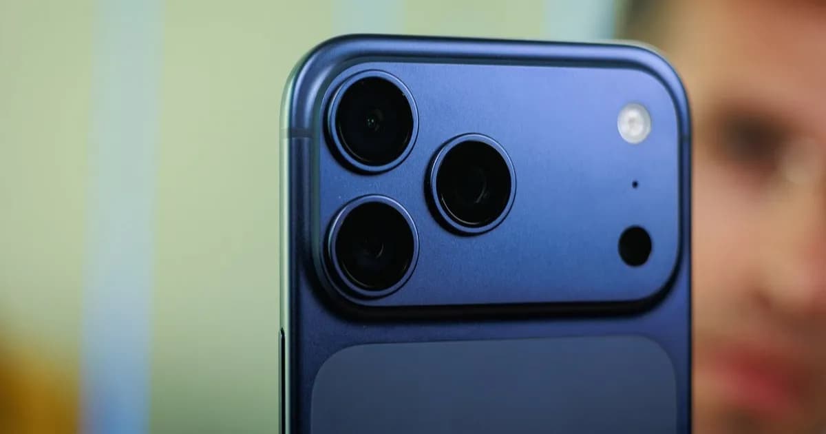 iPhone 17 Pro Max dengan kamera close-up berwarna biru tua