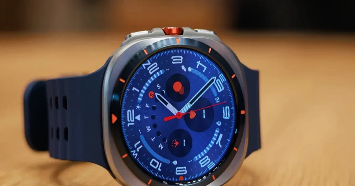 Galaxy Watch Ultra di atas meja kayu dengan latar belakang gelap