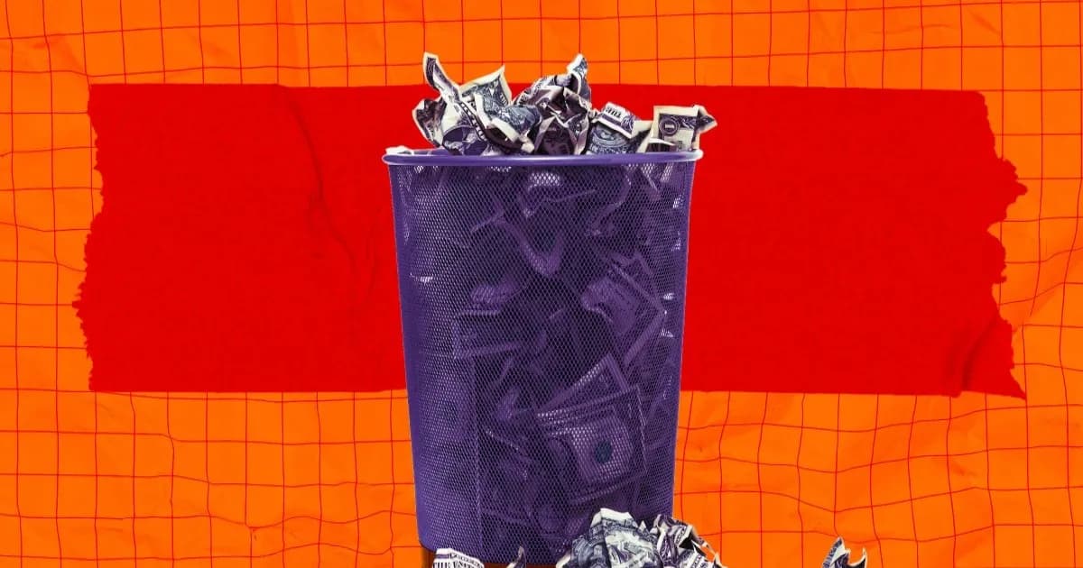 Ilustrasi keranjang sampah berisi uang kusut sebagai simbol pemborosan investasi data center