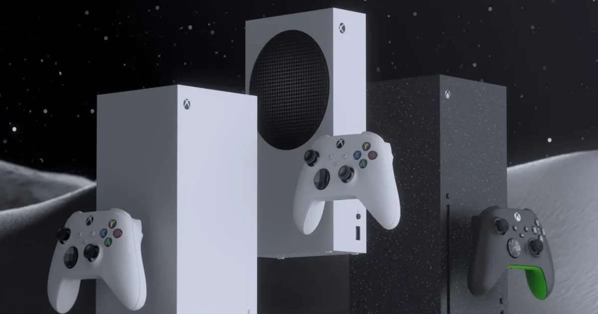 Tiga varian konsol Xbox Series X dan S yang dipajang berdampingan