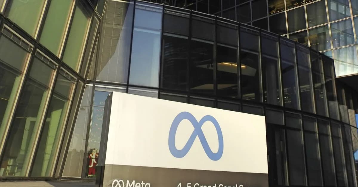 Logo perusahaan Meta terpampang di depan gedung kantor pusatnya