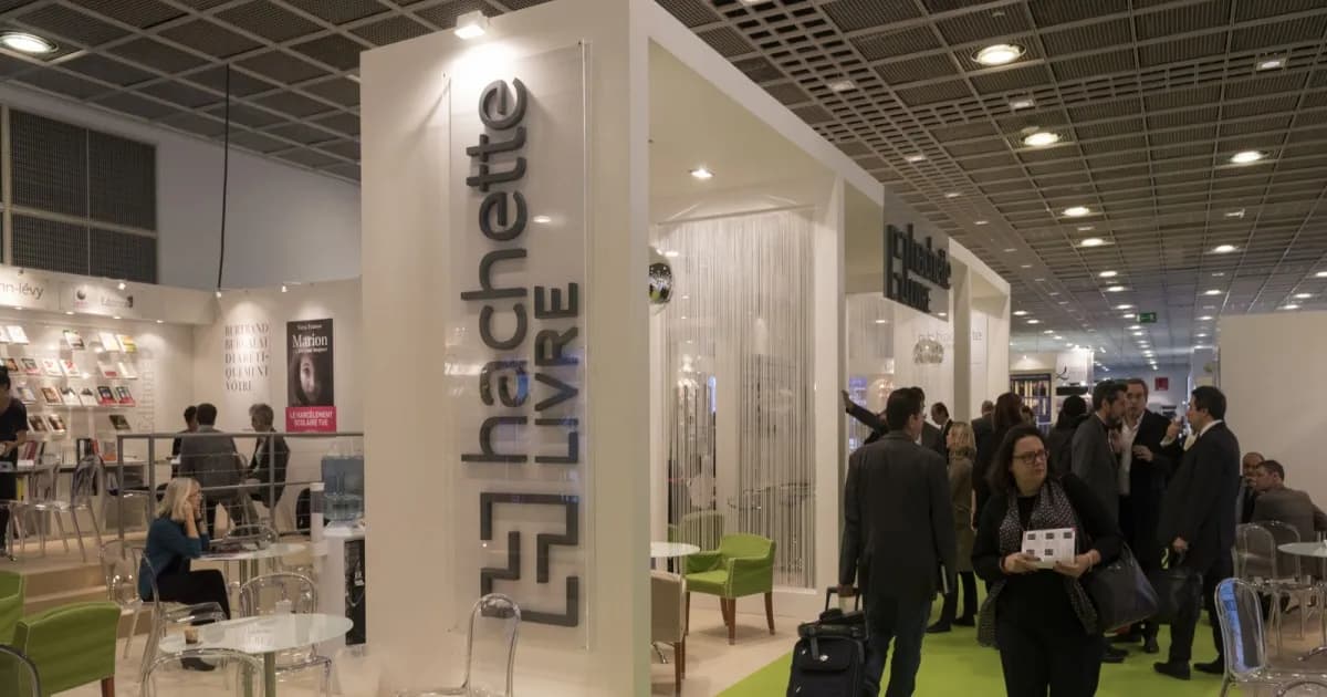 Booth Hachette di Frankfurt Book Fair 2025 dengan rak buku putih dan kursi hijau limau