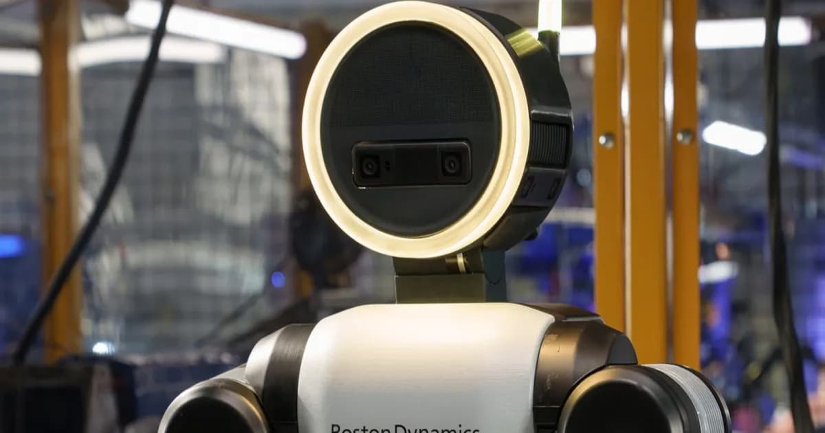 Robot humanoid Atlas buatan Boston Dynamics berjalan di area pameran teknologi.