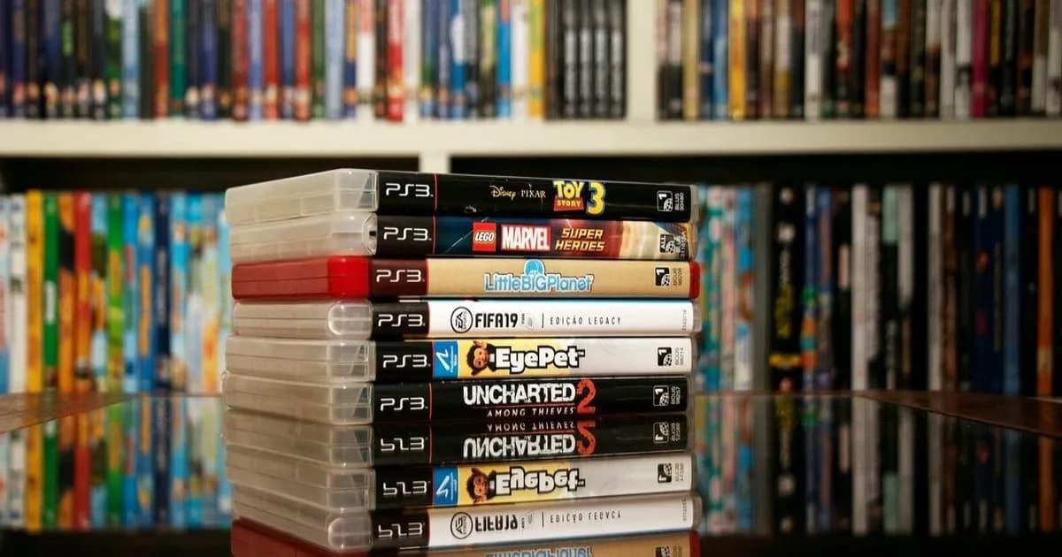 Konsol PlayStation 5 berdiri tegak dengan desain futuristik