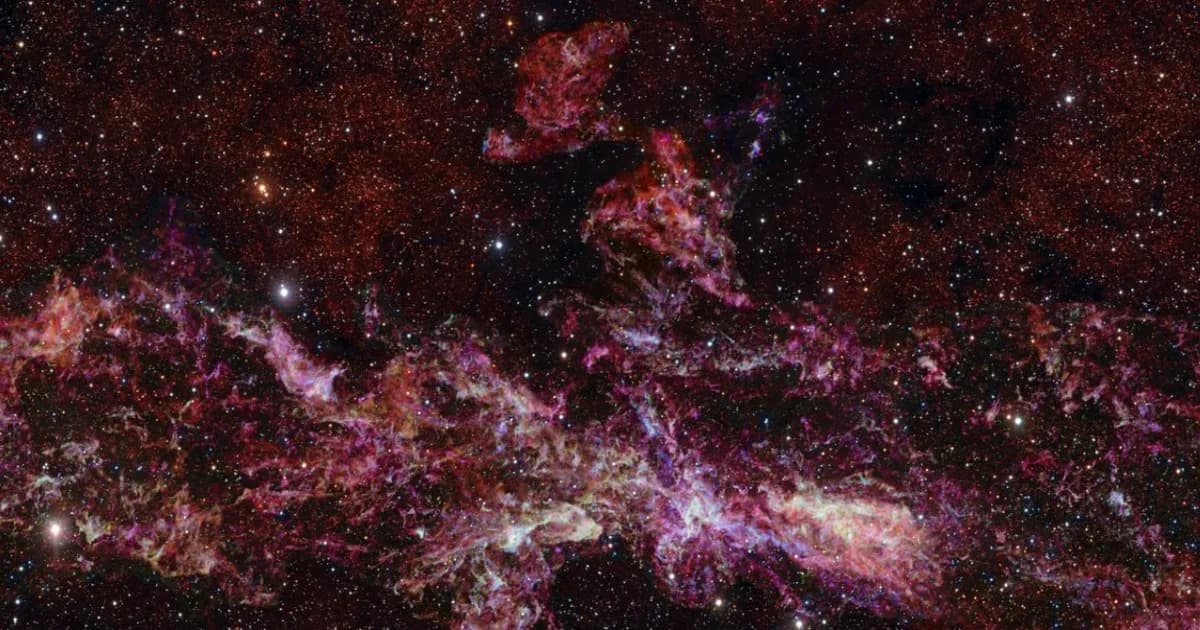 Ilustrasi awan molekuler G+0.693−0.027 di dekat lubang hitam supermasif Bima Sakti tempat ilmuwan menemukan molekul gula erythrulose