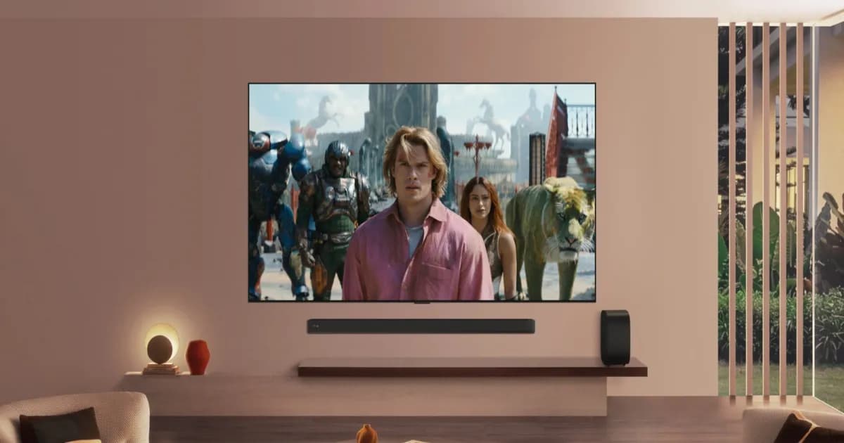 Ruang tamu modern dengan TV LG OLED evo menampilkan film Masters of the Universe
