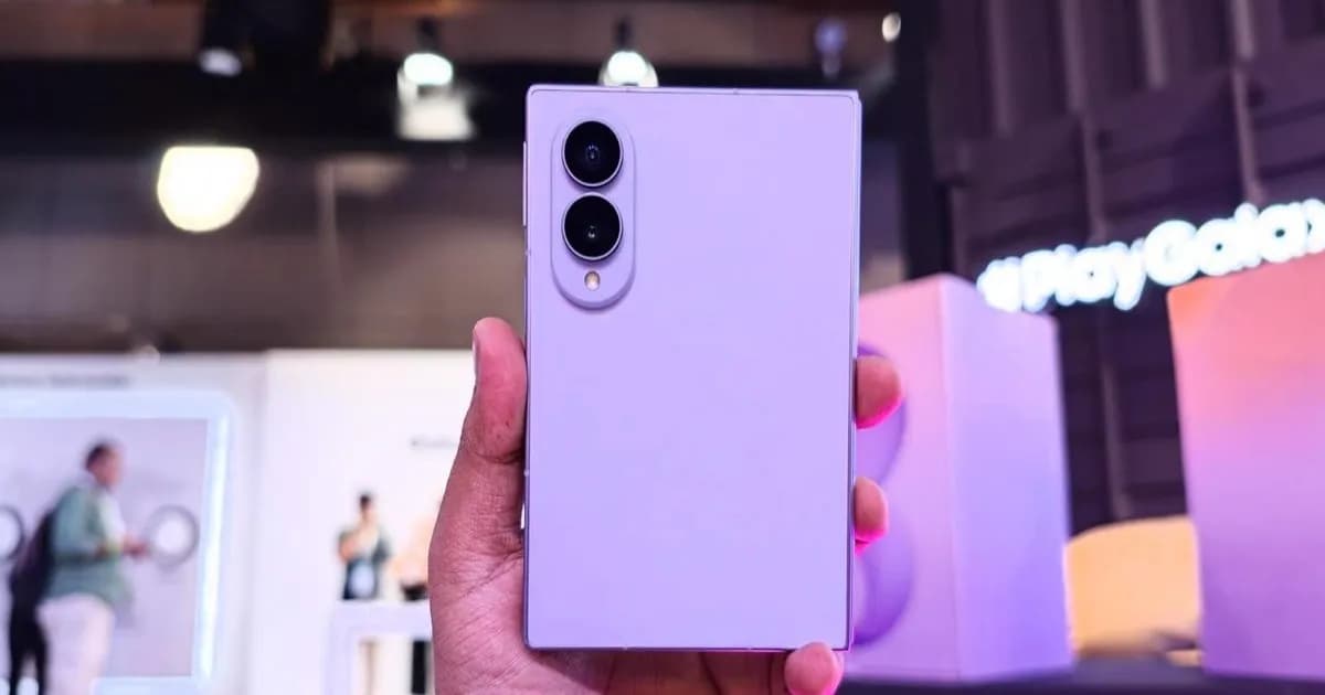Samsung Galaxy Z Fold 8 tampak depan dengan layar cover 5,5 inci