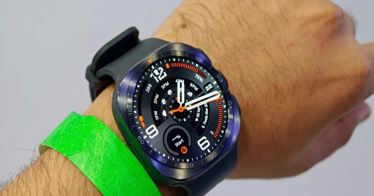 Samsung Galaxy Watch Ultra2 tampilan depan dengan latar belakang gelap