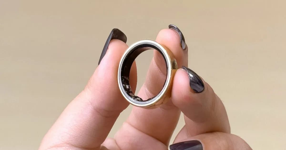 Samsung Galaxy Ring di tangan pengguna dengan fitur deteksi sleep apnea bersertifikasi FDA