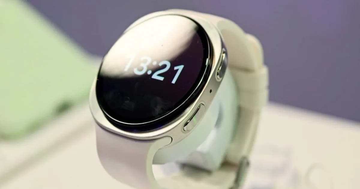 Galaxy Watch 9 dengan layar menyala menampilkan antarmuka One UI 9 Watch