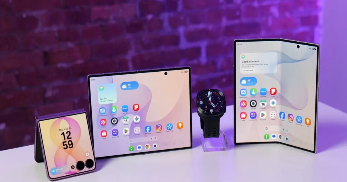 Tiga ponsel foldable Samsung Galaxy Z Fold 8 Ultra, Galaxy Z Fold 8, dan Galaxy Z Flip 8 serta Galaxy Watch Ultra 2 yang dipajang di atas meja