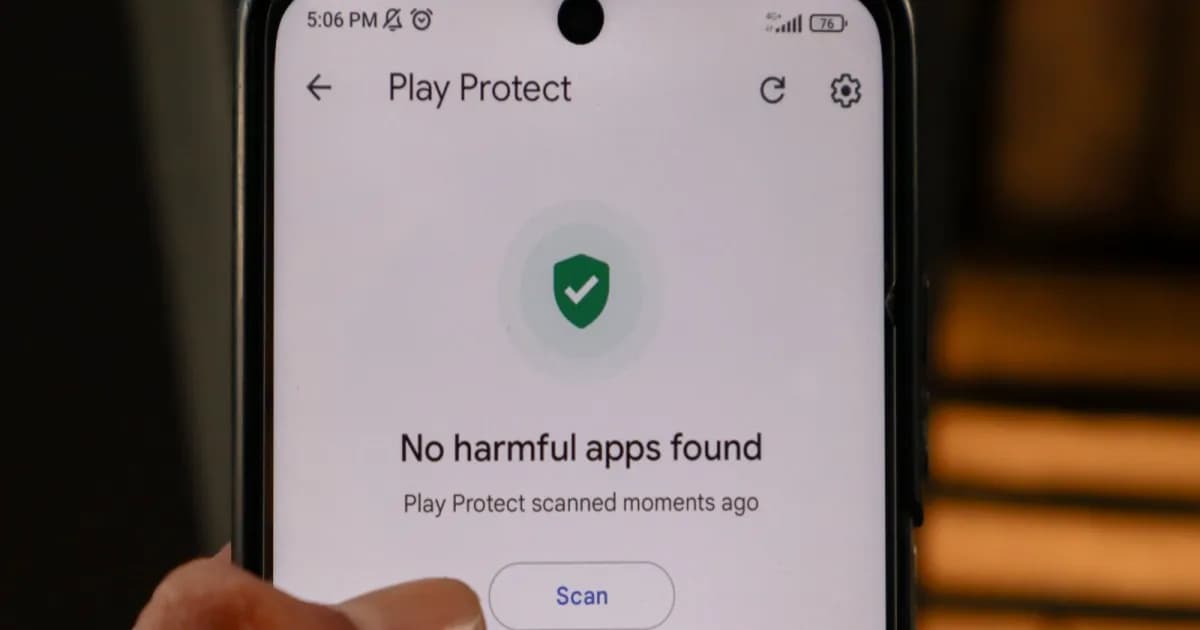 Ilustrasi layar ponsel dengan Google Play Protect aktif dan menampilkan status aman