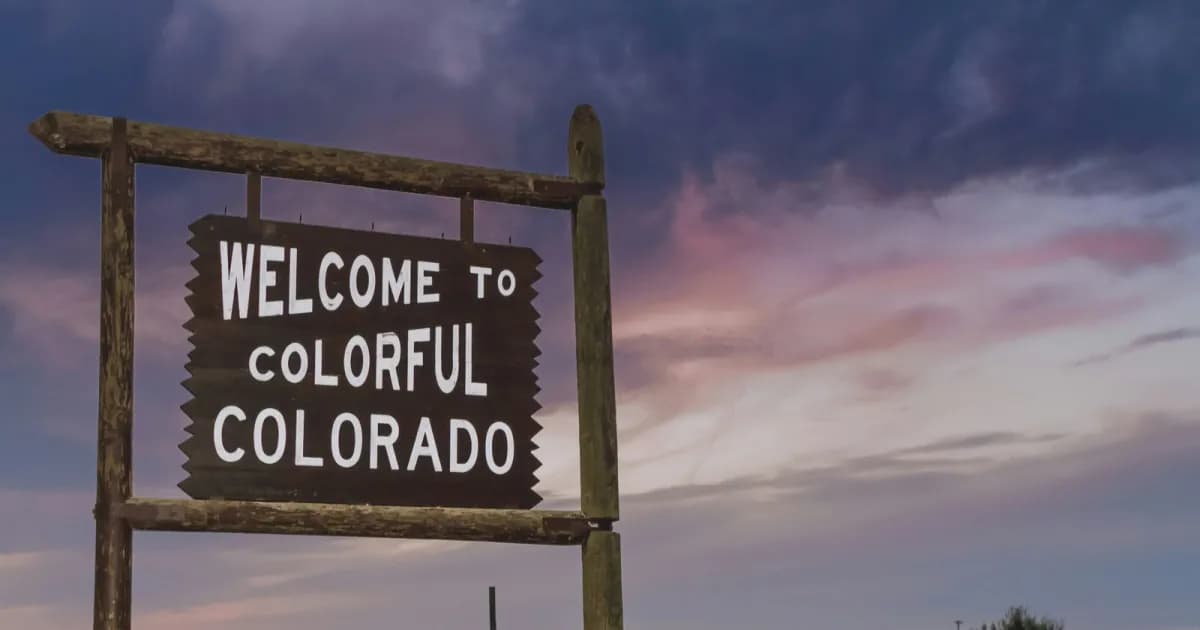 Papan kayu bertuliskan Welcome to Colorful Colorado sebagai simbol negara bagian Colorado