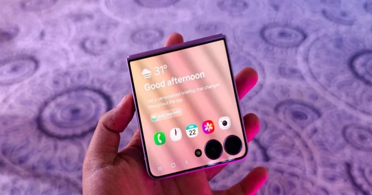 Galaxy Z Flip 8 menampilkan aplikasi di layar cover