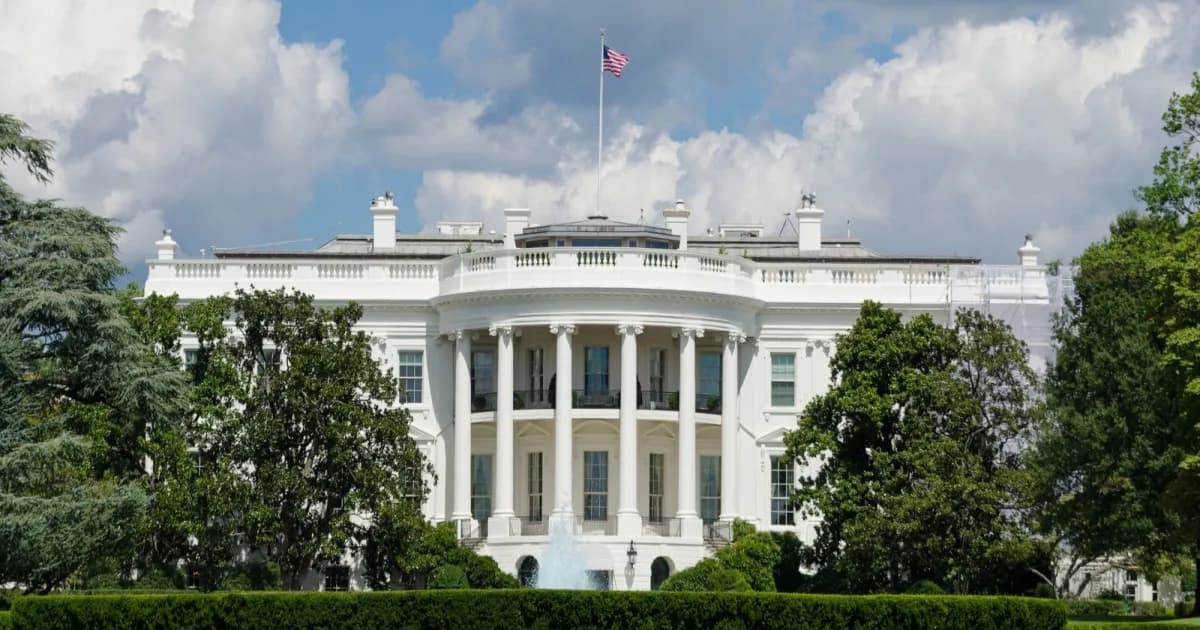 Gedung Putih di Washington DC pada hari mendung