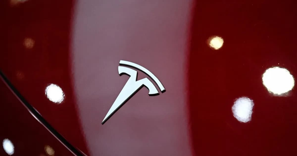 Mobil listrik Tesla menunggu pengiriman di pelabuhan Yantai, China
