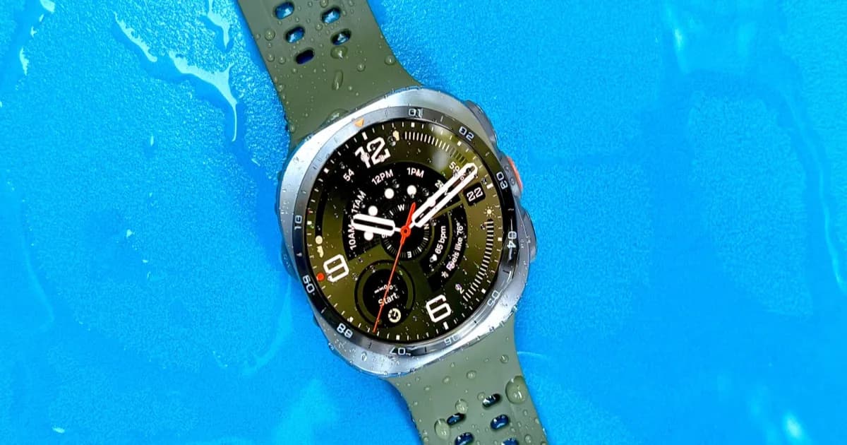 Samsung Galaxy Watch Ultra 2 dengan layar menyala menampilkan antarmuka jam digital