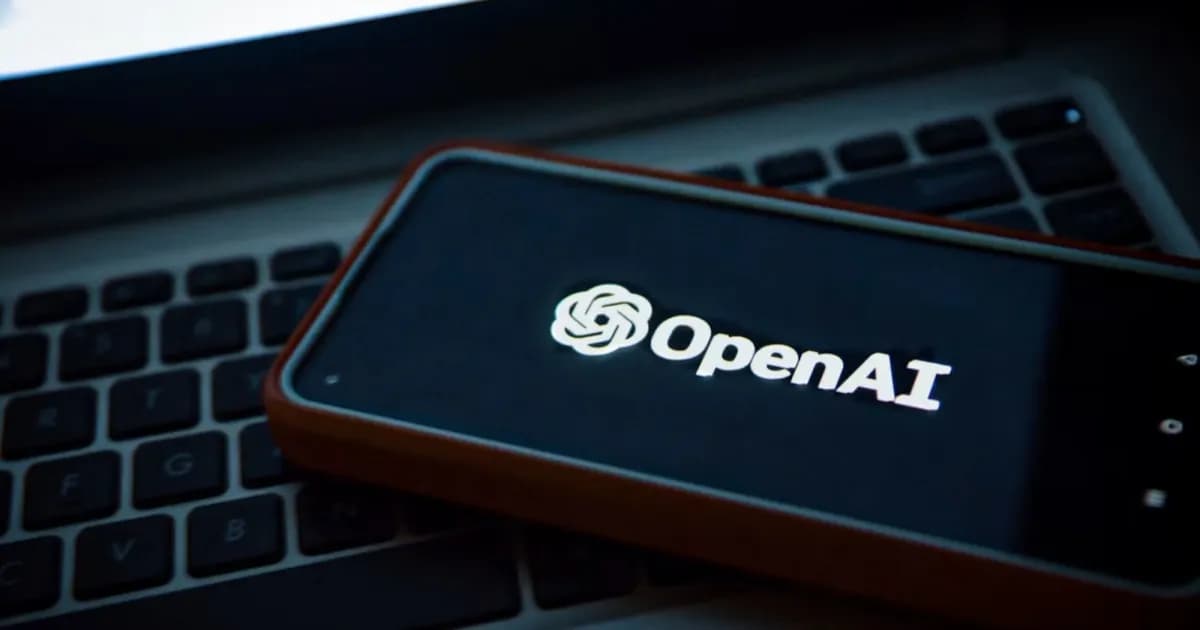 Logo OpenAI di sebuah ponsel dengan latar belakang gelap.