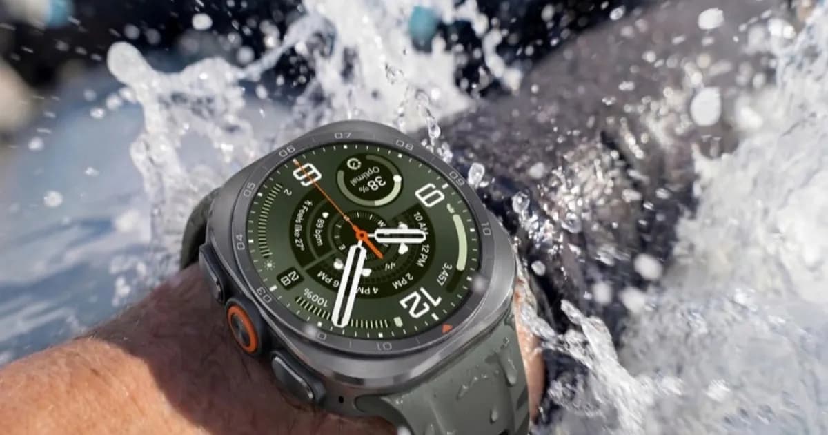 Samsung Galaxy Watch Ultra 2 tampak depan dengan layar menyala dan casing titanium
