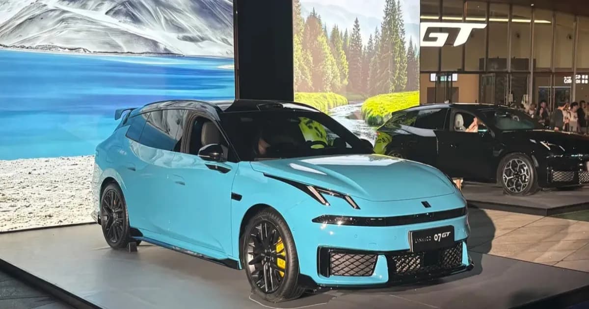Lynk & Co 07 GT tampak depan dengan lampu LED khas