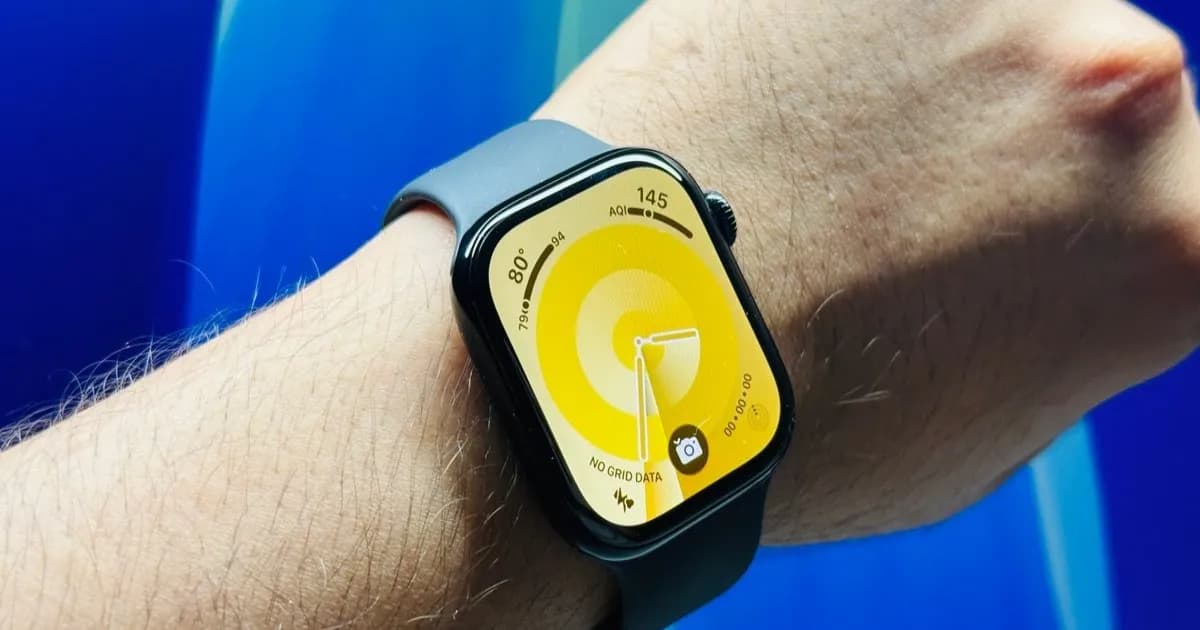 Apple Watch Series 11 dengan tampilan antarmuka pemutaran musik