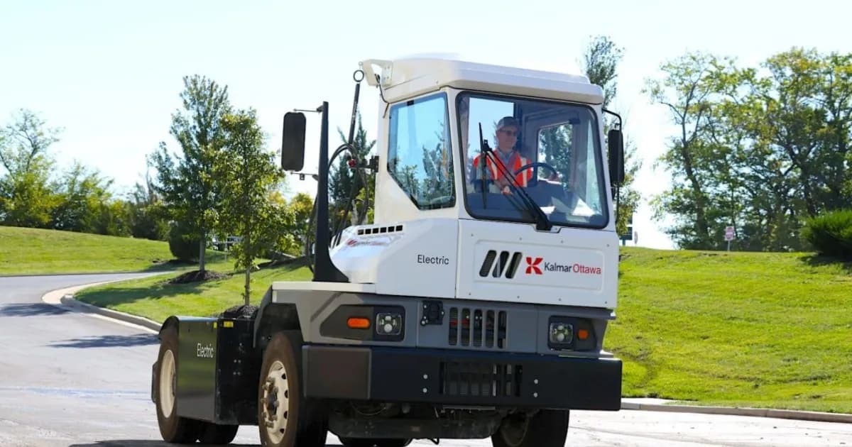 Traktor terminal listrik Kalmar Ottawa T2 EV milik WTC Group di fasilitas logistik Kanada