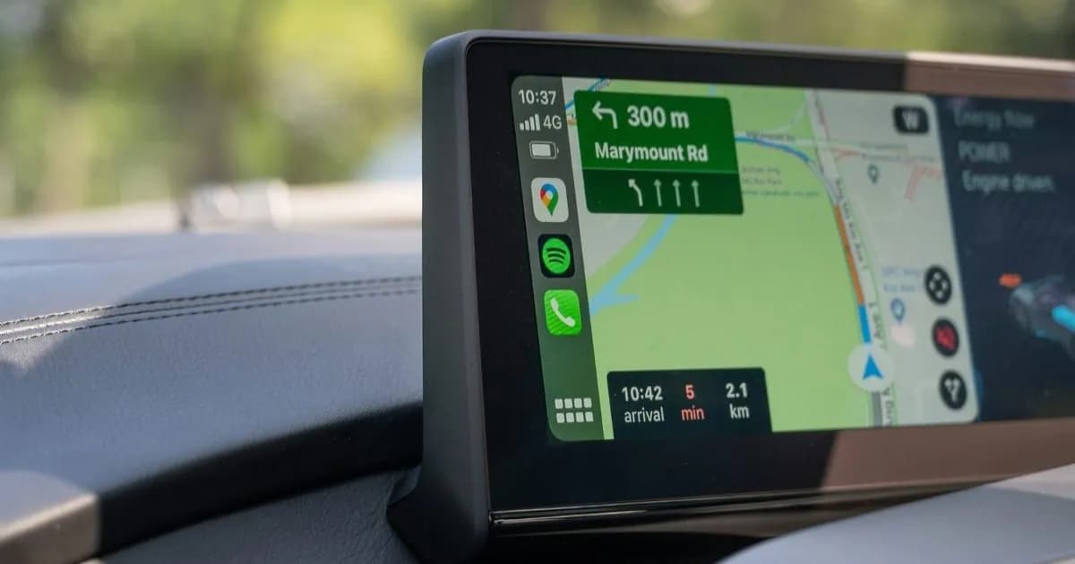 Tampilan Navigasi Imersif Google Maps di layar Android Auto dengan panduan jalur yang jelas