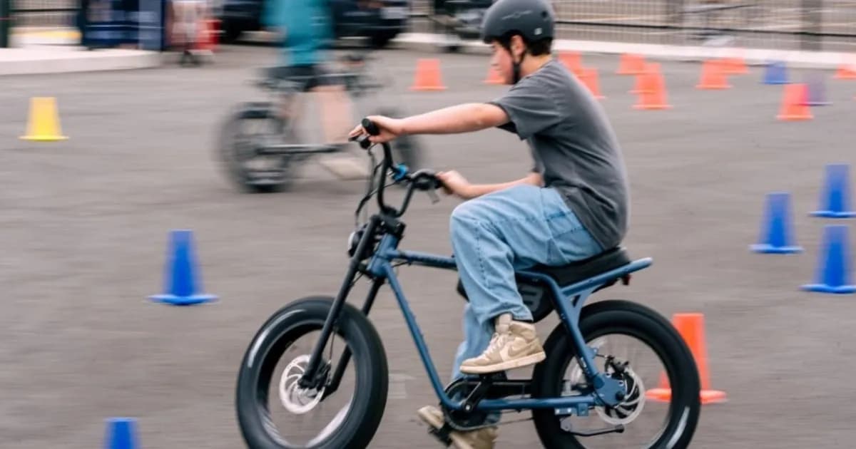 Siswa mengendarai e-bike di lingkungan sekolah dengan perlengkapan keselamatan