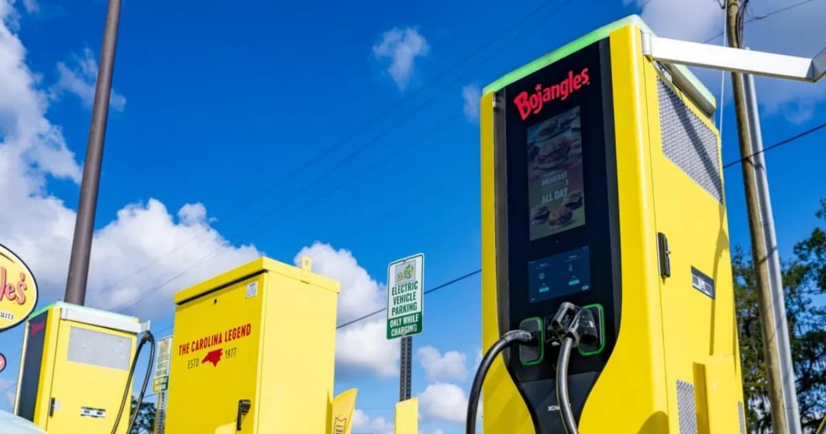 Restoran Bojangles dengan stasiun pengisian kendaraan listrik di Savannah Georgia