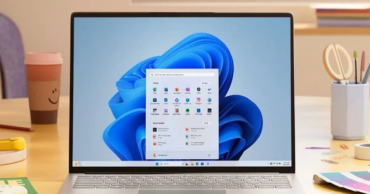 Ilustrasi peringatan keamanan Windows 11 dengan latar belakang laptop dan kunci gembok digital